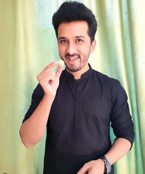कधी कधी मी चिट करण्याचा प्रयत्नही करतो. कारण मी गोडघाशा आहे. कधी गोड पदार्थ, किंवा बिर्याणीही खातो. मला असं चवदारही आवडतं. कधी कधी मी चिट करण्याचा प्रयत्नही करतो. कारण मी गोडघाशा आहे. कधी गोड पदार्थ, किंवा बिर्याणीही खातो. मला असं चवदारही आवडतं.