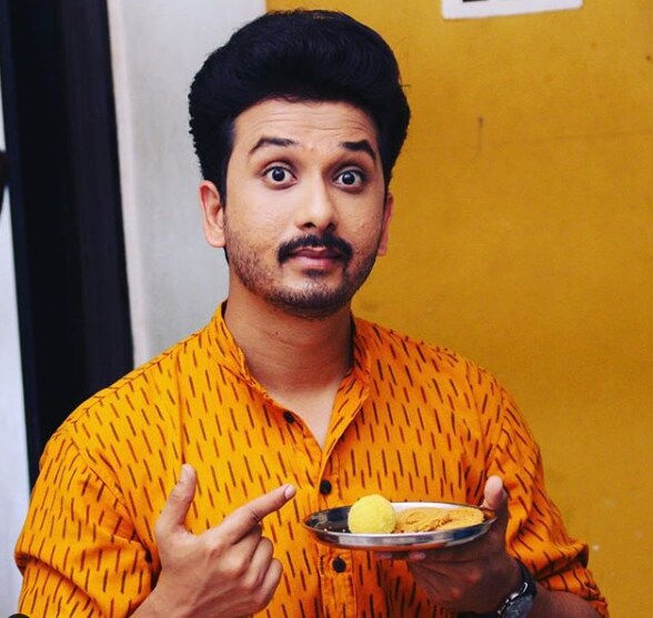 मी पोस्ट वर्कआऊट मिल करतो. माझ्या डाएटिशियननं सुचवल्याप्रमाणे हेवी ब्रेकफास्ट. त्यात सगळ्या प्रकारची प्रोटिन्स आणि कार्बोहाइडेट्स असतात. किंवा एनर्जी ड्रिंक, मल्टिव्हिटॅमिन्स गोळ्या आहारात असतात. मी पोस्ट वर्कआऊट मिल करतो. माझ्या डाएटिशियननं सुचवल्याप्रमाणे हेवी ब्रेकफास्ट. त्यात सगळ्या प्रकारची प्रोटिन्स आणि कार्बोहाइडेट्स असतात. किंवा एनर्जी ड्रिंक, मल्टिव्हिटॅमिन्स गोळ्या आहारात असतात.