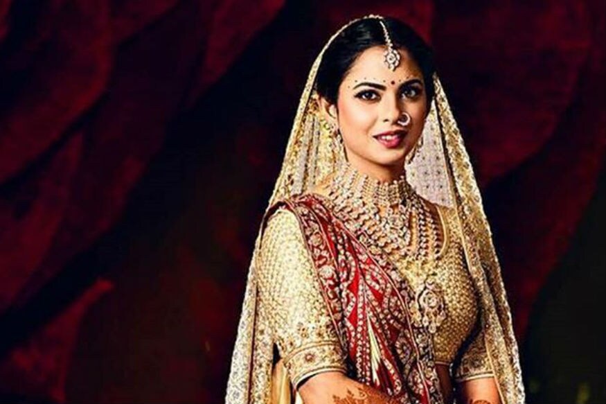 रिलायन्स इंडस्ट्रीजचे चेयरमॅन मुकेश अंबानी आणि नीता अंबानी यांची कन्या ईशा अंबानी यांचा शुभविवाह 12 डिसेंबर 2018 रोजी पीरामल ग्रुप ऑफ इंडस्ट्रीचे सीईओ अजय पीरामल यांचा मुलगा आनंद पीरामल यांच्यासोबत झाला. ईशा अंबानी आणि आनंद पीरामल यांच्या लग्नाचे काही खास फोटो समोर आले आहे. रिलायन्स इंडस्ट्रीजचे चेयरमॅन मुकेश अंबानी आणि नीता अंबानी यांची कन्या ईशा अंबानी यांचा शुभविवाह 12 डिसेंबर 2018 रोजी पीरामल ग्रुप ऑफ इंडस्ट्रीचे सीईओ अजय पीरामल यांचा मुलगा आनंद पीरामल यांच्यासोबत झाला. ईशा अंबानी आणि आनंद पीरामल यांच्या लग्नाचे काही खास फोटो समोर आले आहे.
