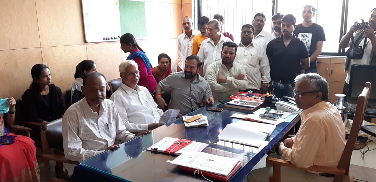 त्यामुळे संतप्त 30 मृत कर्मचाऱ्यांचे नातेवाईक दापोली कोकण कृषी विद्यापीठाचे कुलसचिव डॉ. सुभाष चव्हाण यांच्या केबिनमध्ये धडकले. त्यामुळे संतप्त 30 मृत कर्मचाऱ्यांचे नातेवाईक दापोली कोकण कृषी विद्यापीठाचे कुलसचिव डॉ. सुभाष चव्हाण यांच्या केबिनमध्ये धडकले.