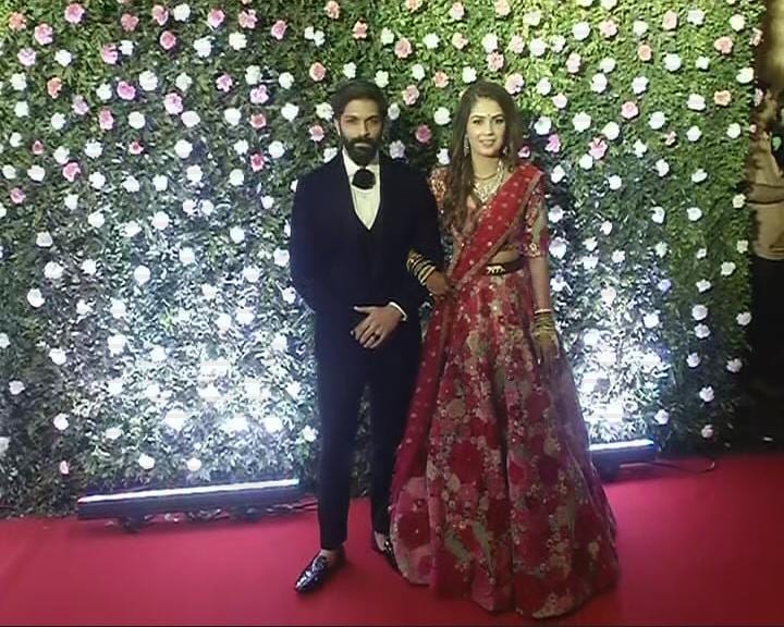 मुहूर्ताच्या ठोक्यावर थोरले ठाकरे म्हणजेच उद्धव ठाकरे हे पत्नी रश्मी ठाकरे आणि मुलगा आदित्यसह हजर झाले. याशिवाय सगळे राजकीय हेवेदावे बाजुला ठेवून प्रमुख राजकीय नेते वधु-वराला आशीर्वाद देण्यासाठी लग्नाला उपस्थित होते. मुहूर्ताच्या ठोक्यावर थोरले ठाकरे म्हणजेच उद्धव ठाकरे हे पत्नी रश्मी ठाकरे आणि मुलगा आदित्यसह हजर झाले. याशिवाय सगळे राजकीय हेवेदावे बाजुला ठेवून प्रमुख राजकीय नेते वधु-वराला आशीर्वाद देण्यासाठी लग्नाला उपस्थित होते.