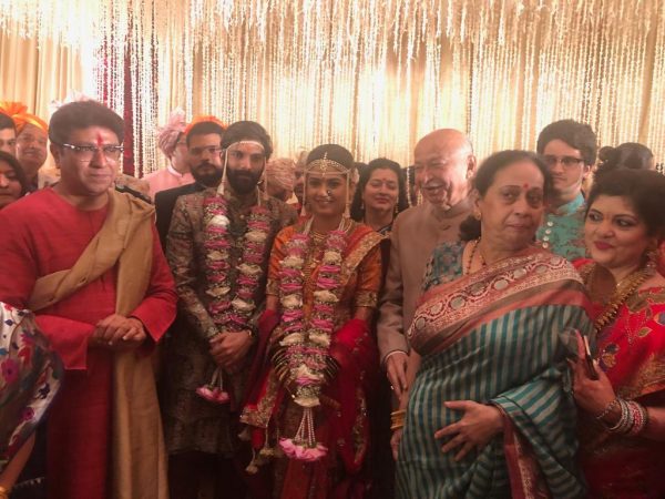 राहुल गांधी जरी लग्नाला हजेरी लावू शकले नसले तरी अहमद पटेल आणि सुशील कुमार शिंदे यांनी या लग्नसोहळ्याला हजेरी लावली होती. राहुल गांधी जरी लग्नाला हजेरी लावू शकले नसले तरी अहमद पटेल आणि सुशील कुमार शिंदे यांनी या लग्नसोहळ्याला हजेरी लावली होती.