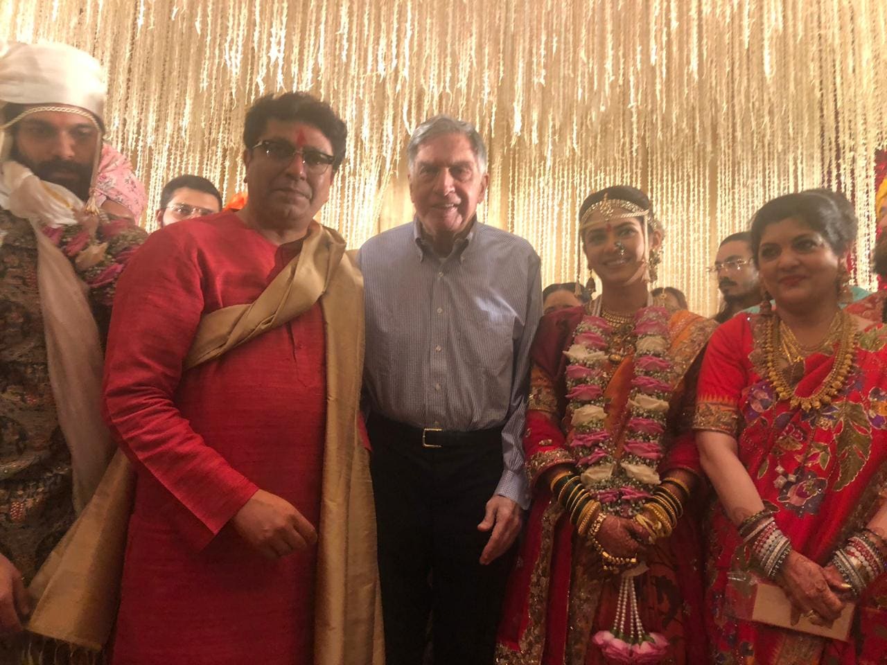 या लग्न सोहळ्याला राजकारणी, उद्योग, बॉलिवूड तसंच मराठी चित्रपट सृष्टीतील पाहुण्यांसह विविध क्षेत्रातील दिग्गज उपस्थित होते. या लग्न सोहळ्याला राजकारणी, उद्योग, बॉलिवूड तसंच मराठी चित्रपट सृष्टीतील पाहुण्यांसह विविध क्षेत्रातील दिग्गज उपस्थित होते.