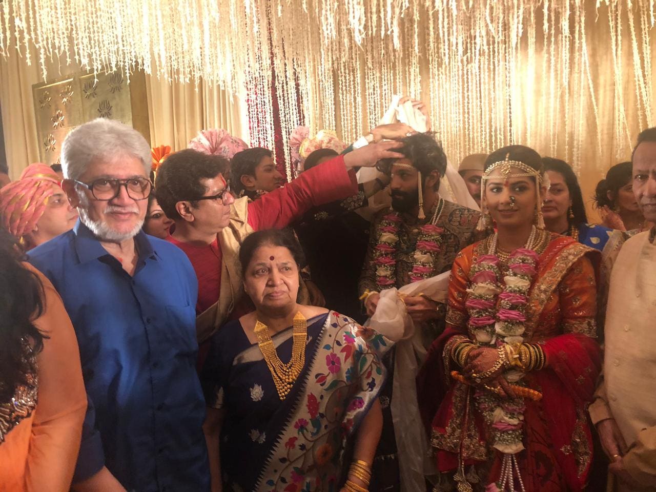 विशेष म्हणजे, ठाकरे कुटुंबात 28 वर्षांनंतर हा लग्नसोहळा पार पडला. यावेळी उद्धव, जयदेव ठाकरे हे सह कुटुंब हजर होते. विशेष म्हणजे, ठाकरे कुटुंबात 28 वर्षांनंतर हा लग्नसोहळा पार पडला. यावेळी उद्धव, जयदेव ठाकरे हे सह कुटुंब हजर होते.