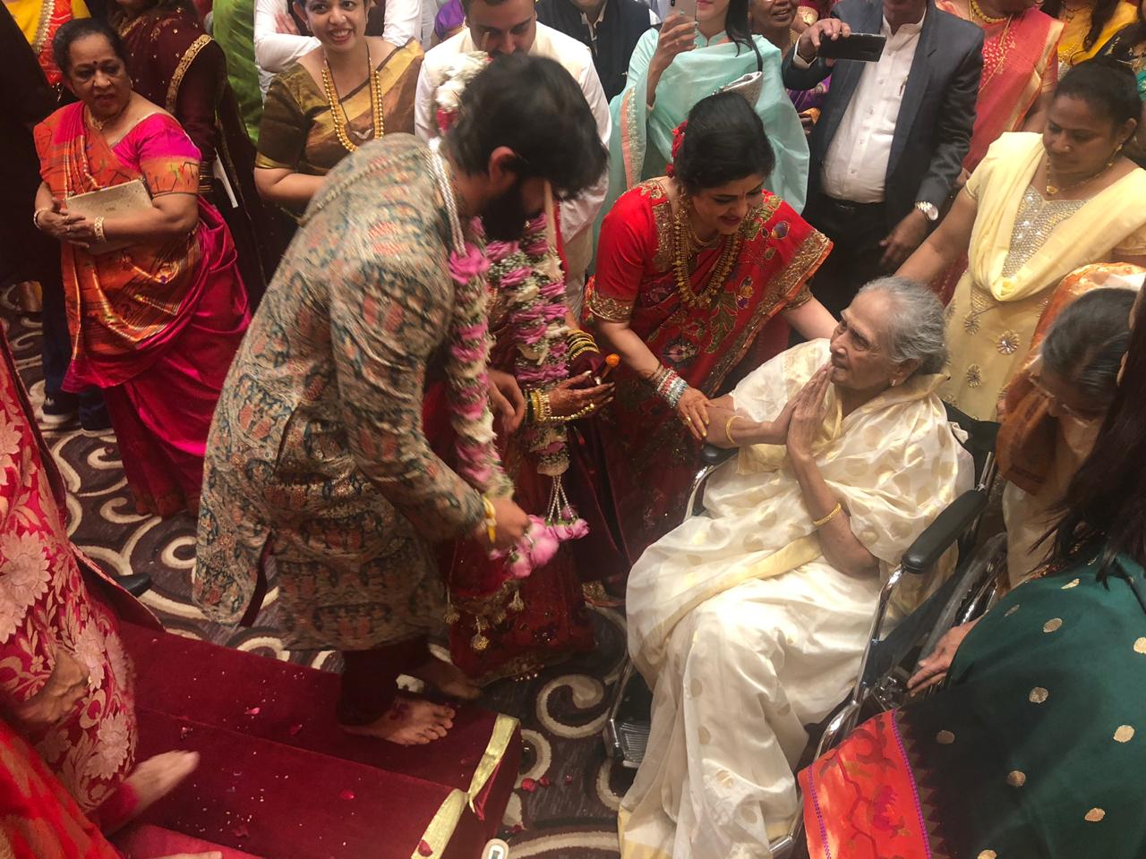 यावेळी ज्येष्ठ अभिनेत्री सुलोचलना दीदी लग्नसोहळ्याला आल्या होत्या. अमित आणि मिताली यांनी स्टेजवरून खाली येऊन त्यांचा आशिर्वाद घेतला. यावेळी ज्येष्ठ अभिनेत्री सुलोचलना दीदी लग्नसोहळ्याला आल्या होत्या. अमित आणि मिताली यांनी स्टेजवरून खाली येऊन त्यांचा आशिर्वाद घेतला.