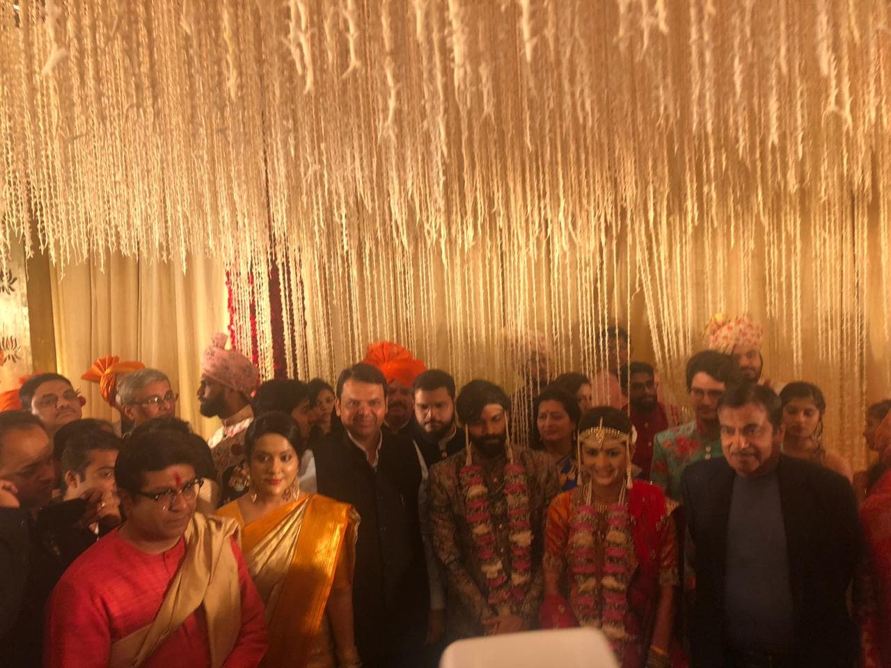 मुख्यमंत्री देवेंद्र फडणवीस, अमृता फडणवीस आणि केंद्रीय दळणवळण मंत्री नितीन गडकरी यावेळी लग्नसोहळ्याला हजर होते. मुख्यमंत्री देवेंद्र फडणवीस, अमृता फडणवीस आणि केंद्रीय दळणवळण मंत्री नितीन गडकरी यावेळी लग्नसोहळ्याला हजर होते.
