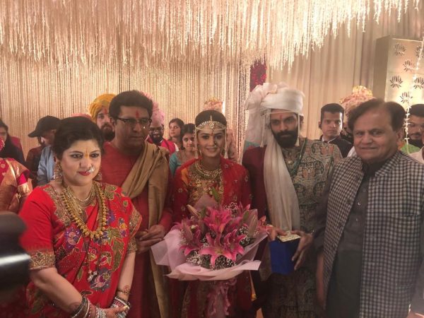 काँग्रेसचे चाणाक्य म्हणून ओळखल्या जाणाऱ्या अहमद पटेल यांनी अमित आणि मिताली यांच्या लग्नसोहळ्याला हजेरी लावली होती. काँग्रेसचे चाणाक्य म्हणून ओळखल्या जाणाऱ्या अहमद पटेल यांनी अमित आणि मिताली यांच्या लग्नसोहळ्याला हजेरी लावली होती.