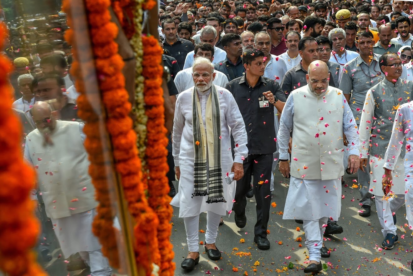 माजी पंतप्रधान अटल बिहारी वाजपेयी यांच्या निधनानंतर निघालेल्या अंतयात्रेत पार्थिव ठेवलेल्या रथाच्या मागे पंतप्रधान नरेंद्र मोदी तब्बल सहा किलोमीटर अनवाणी चालत सहभागी झाले. पंतप्रधानपदावरच्या नेत्याला सर्वात जास्त धोका असतो. त्यामुळं असं चालणं हे धोक्याचं असतं. मात्र तो धोका पत्करत मोदींनी चालत जाण्याचा निर्णय घेतला. माजी पंतप्रधान अटल बिहारी वाजपेयी यांच्या निधनानंतर निघालेल्या अंतयात्रेत पार्थिव ठेवलेल्या रथाच्या मागे पंतप्रधान नरेंद्र मोदी तब्बल सहा किलोमीटर अनवाणी चालत सहभागी झाले. पंतप्रधानपदावरच्या नेत्याला सर्वात जास्त धोका असतो. त्यामुळं असं चालणं हे धोक्याचं असतं. मात्र तो धोका पत्करत मोदींनी चालत जाण्याचा निर्णय घेतला.