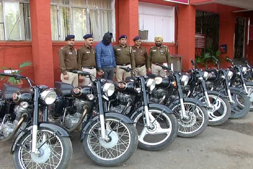 चोर काय चोरी करेल याचा नेम नाही आणि चोरीसाठी कुठल्या थराला जाईल याचाही अंदाज नाही. चंदीगडमध्ये अशाच एका चोराने प्रताप केला असून त्यामुळे पोलीसही हैराण झाले होते. कारण हा पठ्या 232 किमीचा प्रवास करून चोरीसाठी शहरात येत होता. विशेष म्हणजे हा पठ्या फक्त बुलेट चोरायचा हे विशेष. चोर काय चोरी करेल याचा नेम नाही आणि चोरीसाठी कुठल्या थराला जाईल याचाही अंदाज नाही. चंदीगडमध्ये अशाच एका चोराने प्रताप केला असून त्यामुळे पोलीसही हैराण झाले होते. कारण हा पठ्या 232 किमीचा प्रवास करून चोरीसाठी शहरात येत होता. विशेष म्हणजे हा पठ्या फक्त बुलेट चोरायचा हे विशेष.