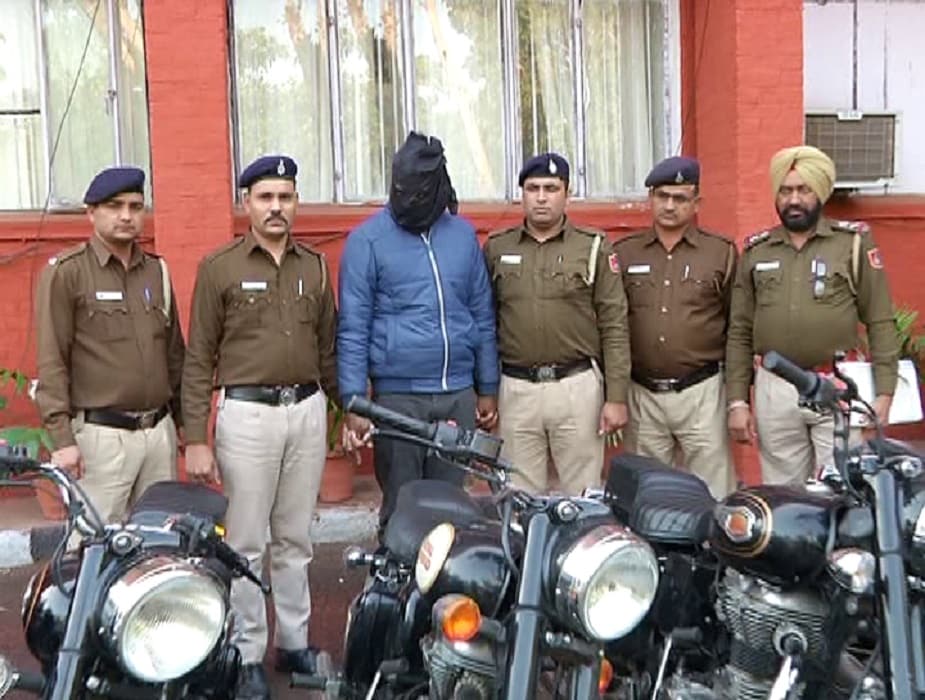 पण चोर कितीही हुशार असला तरी पोलिसांच्या तावडीतून काही सुटत नाही. अशाच एका दुचाकीची चोरी करताना पोलिसांनी त्याला रंगेहाथ पकडलं. पण चोर कितीही हुशार असला तरी पोलिसांच्या तावडीतून काही सुटत नाही. अशाच एका दुचाकीची चोरी करताना पोलिसांनी त्याला रंगेहाथ पकडलं.