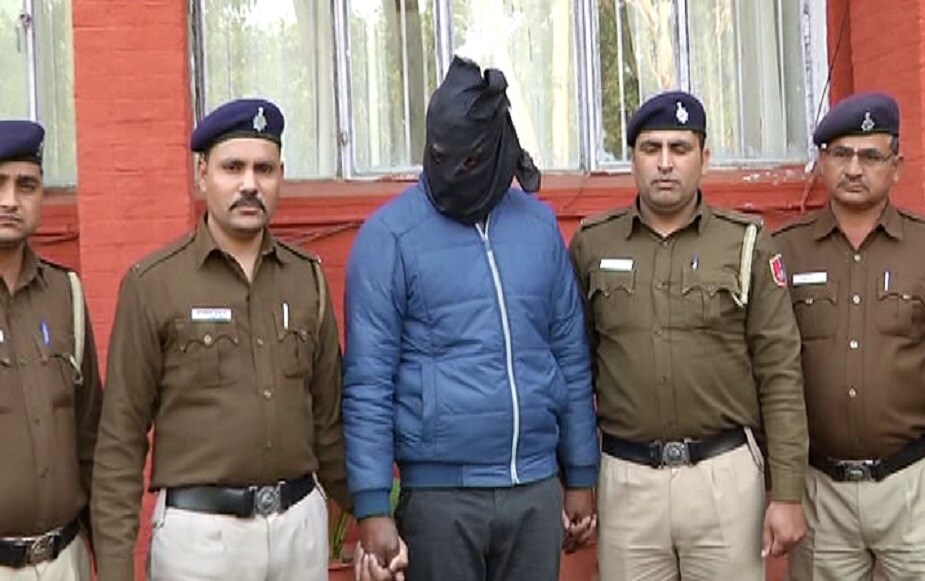 त्यानंतर तो परत पार्किंगमध्ये जात होता आणि बुलेटचे लाॅक तोडून आरामात चालवत निघून जात होता. तसंच आपल्याला कुणी ओळखू नये म्हणून पार्किंगची पावतीही मुद्दाम खराब करत होता. त्यानंतर तो परत पार्किंगमध्ये जात होता आणि बुलेटचे लाॅक तोडून आरामात चालवत निघून जात होता. तसंच आपल्याला कुणी ओळखू नये म्हणून पार्किंगची पावतीही मुद्दाम खराब करत होता.