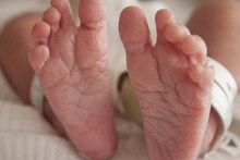 प्रसुतीदरम्यान बाळाचे झाले दोन तुकडे, शीर पोटात राहिले!