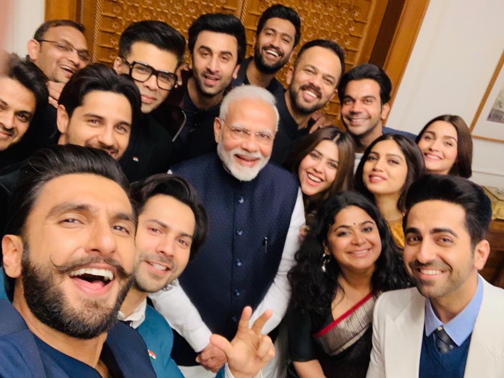 बॉलिवूडची यंग ब्रिगेड गुरुवारी पंतप्रधान नरेंद्र मोदी यांच्याबरोबर गप्पा मारायला आणि चर्चा करायला दिल्लीला पोहोचली. त्या वेळी रणवीर सिंगने पंतप्रधानांबरोबर सेल्फी काढायची संधी सोडली नाही. बॉलिवूडची यंग ब्रिगेड गुरुवारी पंतप्रधान नरेंद्र मोदी यांच्याबरोबर गप्पा मारायला आणि चर्चा करायला दिल्लीला पोहोचली. त्या वेळी रणवीर सिंगने पंतप्रधानांबरोबर सेल्फी काढायची संधी सोडली नाही.