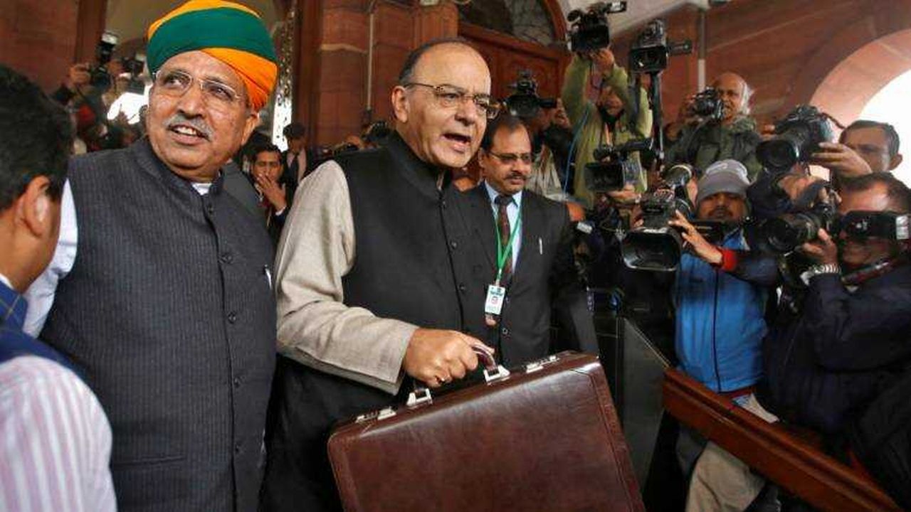 अर्थसंकल्पाची कागदपत्रं लेदर ब्रिफकेसमध्ये आणली जातात. ही पद्धत ब्रिटिशांपासूनची आहेत. त्या काळात ग्लेडस्टोन बाॅक्समध्ये ती आणली जायची. अर्थसंकल्पाची कागदपत्रं लेदर ब्रिफकेसमध्ये आणली जातात. ही पद्धत ब्रिटिशांपासूनची आहेत. त्या काळात ग्लेडस्टोन बाॅक्समध्ये ती आणली जायची.