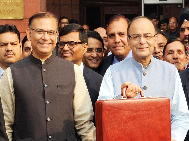 बजेट हा शब्द वास्तवात 'बॉगेटी' इथून जन्माला आला आहे. बॉगेट शब्दाचा अर्थ लेदर बॅग होतो. ब्रिटनचे चांसलर ऑफ दी एक्सचेकर चीफ विलिअम एवर्ट ग्लॅडस्टन यांनी 1860 मध्ये आर्थिक बजेट पेपरचा गठ्ठा या लेदर बॅगमधून आणला होता. तेव्हापासून या परंपरेला सुरुवात झाली. बजेट हा शब्द वास्तवात 'बॉगेटी' इथून जन्माला आला आहे. बॉगेट शब्दाचा अर्थ लेदर बॅग होतो. ब्रिटनचे चांसलर ऑफ दी एक्सचेकर चीफ विलिअम एवर्ट ग्लॅडस्टन यांनी 1860 मध्ये आर्थिक बजेट पेपरचा गठ्ठा या लेदर बॅगमधून आणला होता. तेव्हापासून या परंपरेला सुरुवात झाली.