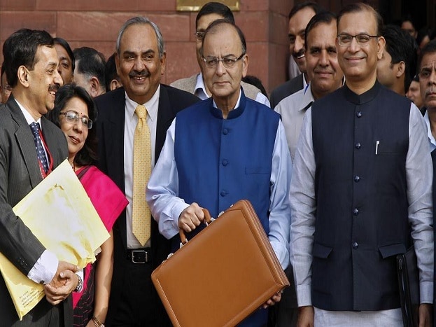 या पेपरवर ब्रिटनच्या राणीने सोन्याचं मोनोग्राम केलेलं होतं. बजेट सादर करण्यासाठी राणीने स्वत: हा सुटकेस ग्लॅडस्टन यांना दिला होता. कारण ग्लॅडस्टन यांचं बजेट भाषण फार मोठं असायचं. त्यामुळे अर्थिक विभागाची सर्व महत्त्वाची कागदपत्रं ठेवण्यासाठी या सुटकेसचा वापर केला जायचा. या पेपरवर ब्रिटनच्या राणीने सोन्याचं मोनोग्राम केलेलं होतं. बजेट सादर करण्यासाठी राणीने स्वत: हा सुटकेस ग्लॅडस्टन यांना दिला होता. कारण ग्लॅडस्टन यांचं बजेट भाषण फार मोठं असायचं. त्यामुळे अर्थिक विभागाची सर्व महत्त्वाची कागदपत्रं ठेवण्यासाठी या सुटकेसचा वापर केला जायचा.