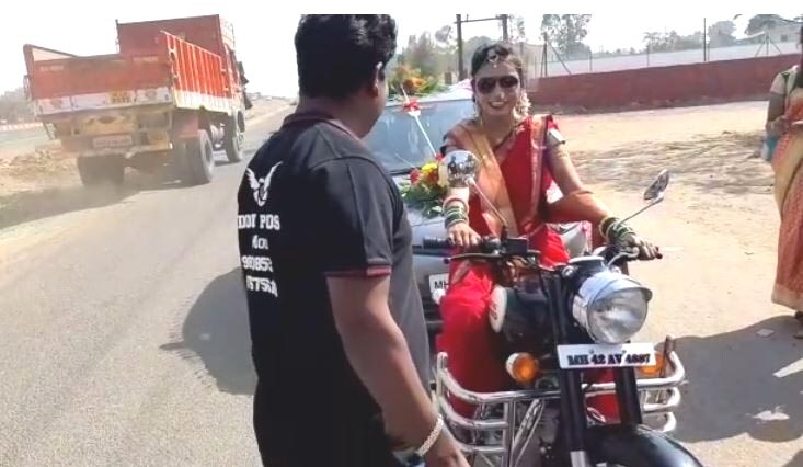 केडगावमधील शहाजी देशमुख यांच्या मुलीचा आर्यन लॉन्स इथं बुधवारी विवाह संपन्न झाला. सकाळपासूनच मित्र परिवार आणि पाहुणेरावळी लग्नासाठी जमा झाले. आणि प्रतिक्षा होती ती नव-वधुची केडगावमधील शहाजी देशमुख यांच्या मुलीचा आर्यन लॉन्स इथं बुधवारी विवाह संपन्न झाला. सकाळपासूनच मित्र परिवार आणि पाहुणेरावळी लग्नासाठी जमा झाले. आणि प्रतिक्षा होती ती नव-वधुची