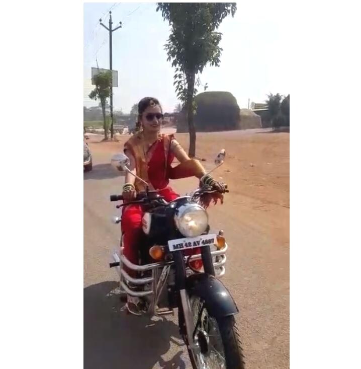बॅन्ड-बाजा आला पण नवरी मुलगी काही दिसेना. पण गर्दीतून तो बुलेटचा आवाज आणि त्यावर नववधू चक्क फेटा बांधून, गॉगल लाऊन लग्न मंडपात दाखल झाली. बॅन्ड-बाजा आला पण नवरी मुलगी काही दिसेना. पण गर्दीतून तो बुलेटचा आवाज आणि त्यावर नववधू चक्क फेटा बांधून, गॉगल लाऊन लग्न मंडपात दाखल झाली.