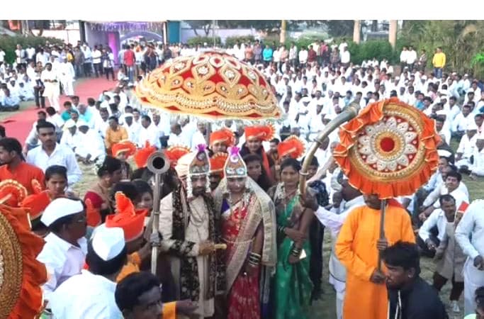 नवरदेवाची एन्ट्री, आपण घोड्यावरून, हत्तीवरून, आलीशान कारमधून किंवा मग हेलिकॉप्टरमधून पाहिली असेल. पण पुण्याच्या दौंड तालुक्यातल्या केडगाव इथं मात्र शेतकऱ्याच्या मुलीची वरात पाहून तुम्ही थक्क व्हाल. नवरदेवाची एन्ट्री, आपण घोड्यावरून, हत्तीवरून, आलीशान कारमधून किंवा मग हेलिकॉप्टरमधून पाहिली असेल. पण पुण्याच्या दौंड तालुक्यातल्या केडगाव इथं मात्र शेतकऱ्याच्या मुलीची वरात पाहून तुम्ही थक्क व्हाल.