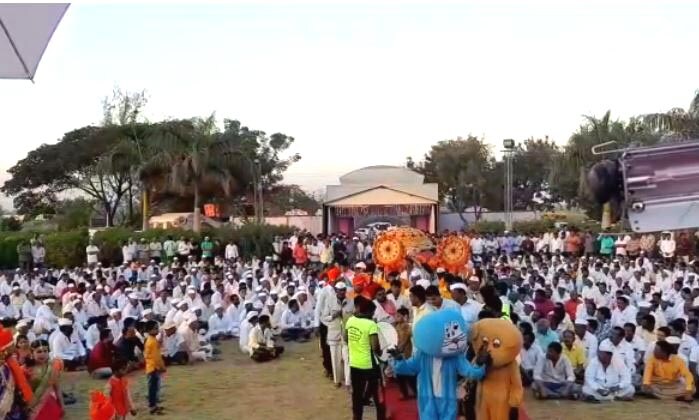 या नवरीचे फोटो पाहिल्यानंतर आतापर्यंत सैराट सिनेमातल्या आर्चीची बुलेटवरची एन्ट्री तुम्हाला आठलीच असेल. अर्चीच्या बुलेटची जशी चर्चा झाली तशीच चर्चा आता या बुलेटचीसुद्धा सुरू आहे. या नवरीचे फोटो पाहिल्यानंतर आतापर्यंत सैराट सिनेमातल्या आर्चीची बुलेटवरची एन्ट्री तुम्हाला आठलीच असेल. अर्चीच्या बुलेटची जशी चर्चा झाली तशीच चर्चा आता या बुलेटचीसुद्धा सुरू आहे.