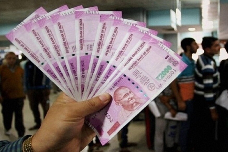 तुम्ही जर 20 हजारांपेक्षा जास्त ट्रान्जॅक्शन केलं असेल तर आयकर विभागाकडून तुम्हाला दंड ठोठावण्यात येऊ शकतो. कारण आयकर विभागाच्या नियम 299SS, 269T अंतर्गत जर एखादी व्यक्ती 20 हजारांपेक्षा जास्त ट्रान्जॅक्शन करत असेल तर त्या व्यक्तीला दंड भरावा लागतो. पण गेल्या काही महिन्यांपासून सर्वसामान्यांवर हा नियम लादण्यात आला नाही. तुम्ही जर 20 हजारांपेक्षा जास्त ट्रान्जॅक्शन केलं असेल तर आयकर विभागाकडून तुम्हाला दंड ठोठावण्यात येऊ शकतो. कारण आयकर विभागाच्या नियम 299SS, 269T अंतर्गत जर एखादी व्यक्ती 20 हजारांपेक्षा जास्त ट्रान्जॅक्शन करत असेल तर त्या व्यक्तीला दंड भरावा लागतो. पण गेल्या काही महिन्यांपासून सर्वसामान्यांवर हा नियम लादण्यात आला नाही.