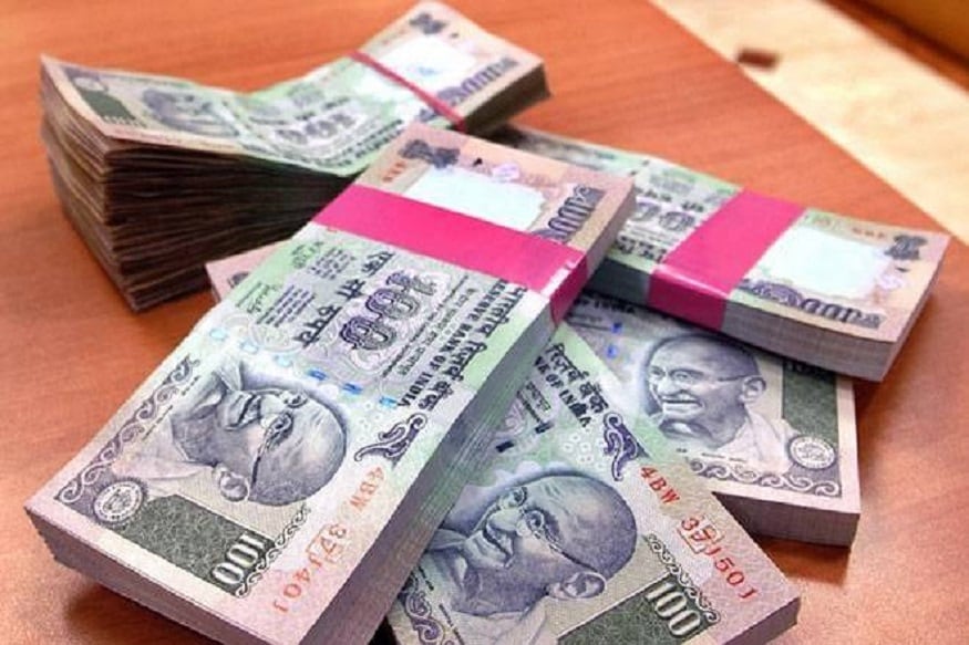 आयकर विभागकडून कर नियमांच्या बाबतीत सर्वसामान्य नागरिकांना वेळोवेळी जागृक केलं जातं. तुम्ही जर घर खरेदी करत असाल तर तुम्ही 20 हजारांपेक्षा जास्त व्यवहार करू शकता. अशी सूचना आयकर विभागाने दिली आहे. त्याचबरोबर आयकर विभागाच्या नियमांचं उल्लंघन केल्यास तुमच्यावर कार्यवाई होऊ शकते. यामध्ये तुम्ही दोषी आढळल्यास तुम्हाला दंड भरावा लागू शकतो. आयकर विभागकडून कर नियमांच्या बाबतीत सर्वसामान्य नागरिकांना वेळोवेळी जागृक केलं जातं. तुम्ही जर घर खरेदी करत असाल तर तुम्ही 20 हजारांपेक्षा जास्त व्यवहार करू शकता. अशी सूचना आयकर विभागाने दिली आहे. त्याचबरोबर आयकर विभागाच्या नियमांचं उल्लंघन केल्यास तुमच्यावर कार्यवाई होऊ शकते. यामध्ये तुम्ही दोषी आढळल्यास तुम्हाला दंड भरावा लागू शकतो.