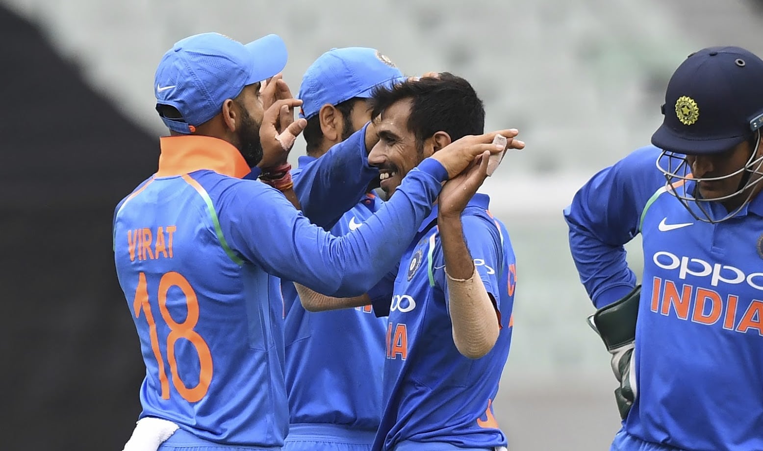 ऑस्ट्रेलियाविरुद्ध मेलबर्नमध्ये खेळल्या जाणाऱ्या तिसऱ्या आणि निर्णायक सामन्यात युजवेंद्र चहलने अफलातून गोलंदाजी करत ६ गडी बाद केले. चहलला एकदिवसीय मालिकेच्या पहिल्या दोन्ही सामन्यात संघात स्थान दिले गेले नव्हते. ऑस्ट्रेलियाविरुद्ध मेलबर्नमध्ये खेळल्या जाणाऱ्या तिसऱ्या आणि निर्णायक सामन्यात युजवेंद्र चहलने अफलातून गोलंदाजी करत ६ गडी बाद केले. चहलला एकदिवसीय मालिकेच्या पहिल्या दोन्ही सामन्यात संघात स्थान दिले गेले नव्हते.