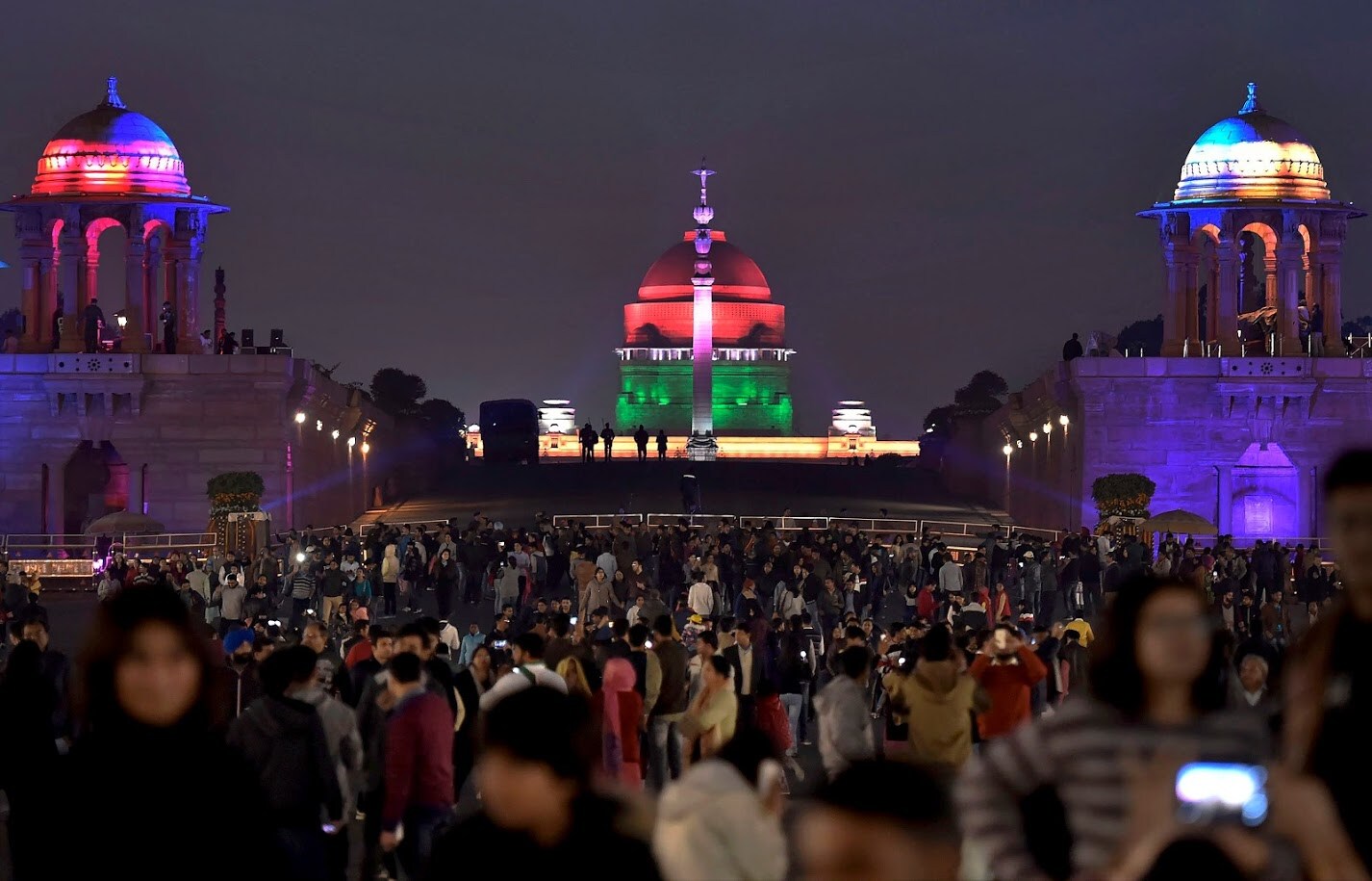 देशाचा सगळा कारभार ज्या इमारतींमधून चालत असतो त्या साऊथ ब्लॉक आणि नॉर्थ ब्लॉक या इमारतींमध्ये अर्थ, गृह,परराष्ट्र, संरक्षण अशी महत्त्वाच्या खात्यांचा कारभार चालतो. देशाचा सगळा कारभार ज्या इमारतींमधून चालत असतो त्या साऊथ ब्लॉक आणि नॉर्थ ब्लॉक या इमारतींमध्ये अर्थ, गृह,परराष्ट्र, संरक्षण अशी महत्त्वाच्या खात्यांचा कारभार चालतो.