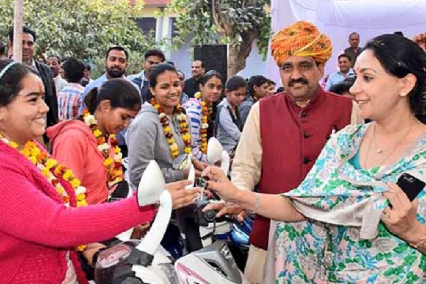 इतक्या फिल्मी चढउतारानंतर दीया कुमारी आणि नरेंद्र यांचं 1997मध्ये थाटामाटात लग्न झालं. दोघांचं एक गोत्र असल्यानं राजपुतांचा या लग्नाला विरोध होता. दीयाच्या वडिलांना महासभेचं अध्यक्षपद सोडावं लागलं होतं. इतक्या फिल्मी चढउतारानंतर दीया कुमारी आणि नरेंद्र यांचं 1997मध्ये थाटामाटात लग्न झालं. दोघांचं एक गोत्र असल्यानं राजपुतांचा या लग्नाला विरोध होता. दीयाच्या वडिलांना महासभेचं अध्यक्षपद सोडावं लागलं होतं.