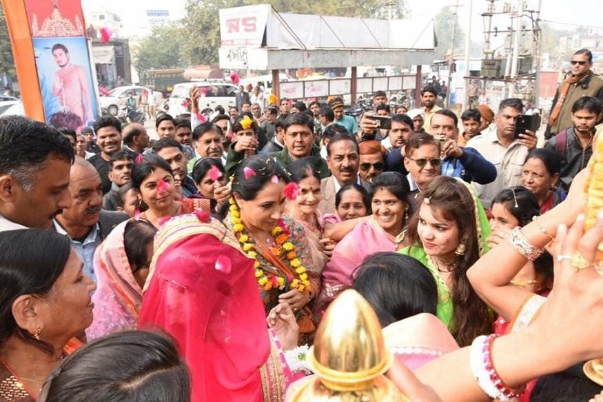 दीया पुढे लिहिते, माझ्या घरी माझ्यासाठी मुलं पाहायला सुरुवात झाली. मी खूप जणांना भेटले. पण मला कोणातही रस वाटला नाही. दम्यान, मी आणि नरेंद्र पाच-सहा महिने एकमेकांपासून दूर राहिलो. पण त्यामुळे आमच्यातलं प्रेम जास्त घट्ट झालं आणि लग्नाचा निर्णय पक्का झाला. दीया पुढे लिहिते, माझ्या घरी माझ्यासाठी मुलं पाहायला सुरुवात झाली. मी खूप जणांना भेटले. पण मला कोणातही रस वाटला नाही. दम्यान, मी आणि नरेंद्र पाच-सहा महिने एकमेकांपासून दूर राहिलो. पण त्यामुळे आमच्यातलं प्रेम जास्त घट्ट झालं आणि लग्नाचा निर्णय पक्का झाला.