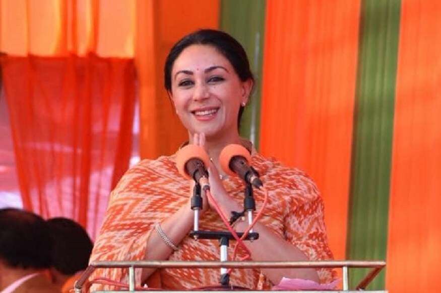 दीया लिहिते, आमचं काही फर्स्ट लव्ह नव्हतं. आमची ओळख झाली, तेव्हा नरेंद्र इथून गेले होते. मग आम्ही काॅमन फ्रेंड्सच्या घरी भेटायला लागलो. मी जेव्हा परदेशात गेले होते, तेव्हा त्यांना खूप मिस केलं. नरेंद्र माझ्या कायमच जवळ असावेत असं वाटलं. तेव्हा जाणवलं, ही फक्त मैत्री नाही. मी माझ्या आईला ही गोष्ट सांगितली. तिला धक्का बसला. माझ्या आई-वडिलांना माझं लग्न राजघराण्यात व्हावं असं वाटत होतं. दीया लिहिते, आमचं काही फर्स्ट लव्ह नव्हतं. आमची ओळख झाली, तेव्हा नरेंद्र इथून गेले होते. मग आम्ही काॅमन फ्रेंड्सच्या घरी भेटायला लागलो. मी जेव्हा परदेशात गेले होते, तेव्हा त्यांना खूप मिस केलं. नरेंद्र माझ्या कायमच जवळ असावेत असं वाटलं. तेव्हा जाणवलं, ही फक्त मैत्री नाही. मी माझ्या आईला ही गोष्ट सांगितली. तिला धक्का बसला. माझ्या आई-वडिलांना माझं लग्न राजघराण्यात व्हावं असं वाटत होतं.