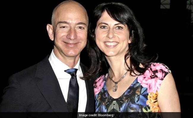 48 वर्षांच्या मॅकेन्झी यांचं अॅमेझॉनमध्ये मोठं योगदान असल्याचं मानलं जातं. या दोघांची पहिली भेट झाली होती न्यूयॉर्कमध्ये एका इंटरव्ह्यू दरम्यान. 48 वर्षांच्या मॅकेन्झी यांचं अॅमेझॉनमध्ये मोठं योगदान असल्याचं मानलं जातं. या दोघांची पहिली भेट झाली होती न्यूयॉर्कमध्ये एका इंटरव्ह्यू दरम्यान.