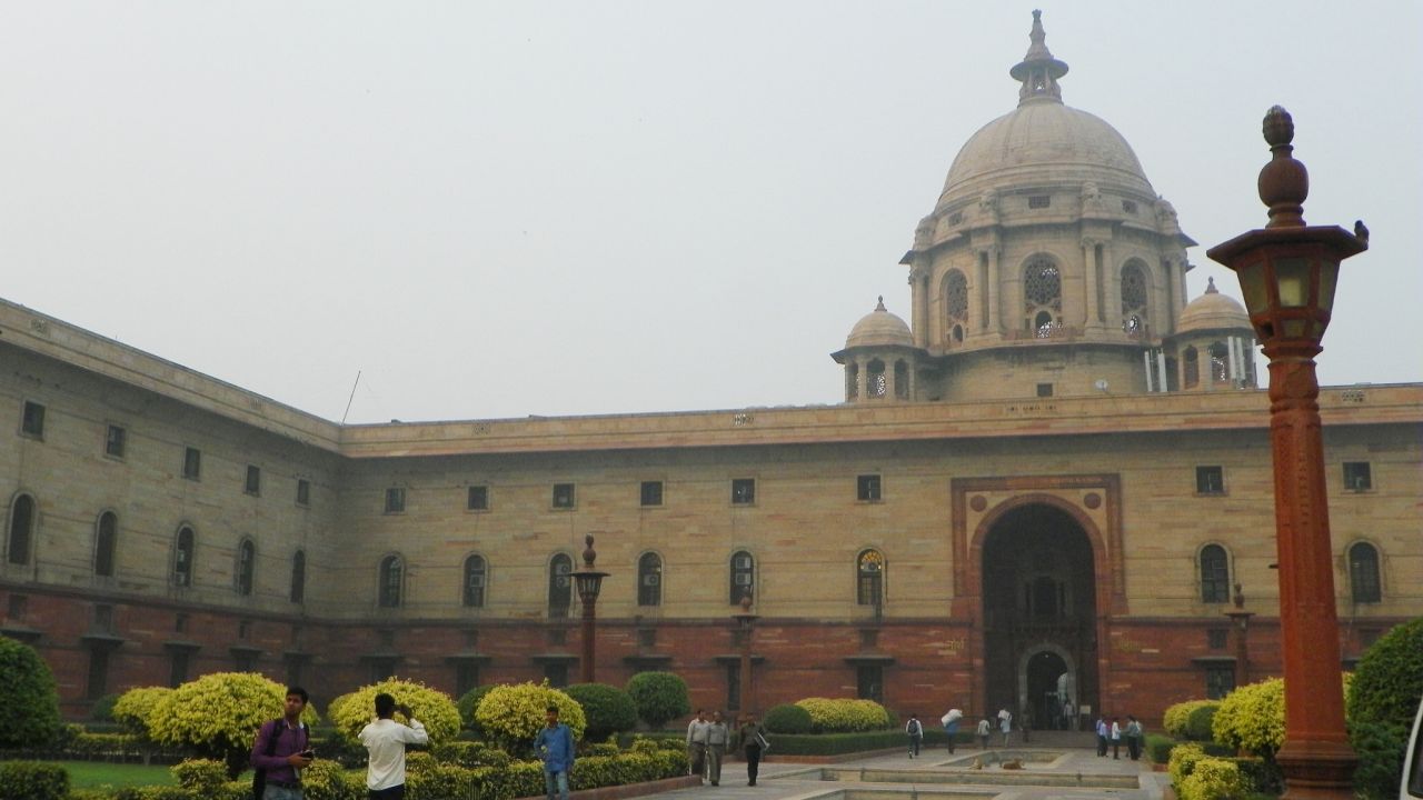 अर्थसंकल्पाच्या संबंधित सर्व अधिकारी आणि स्टाफ यांना बाहेर कुणाशी संपर्क करायची परवानही नसते. अगदी आपल्या कुटुंबाशीही. ते अर्थमंत्रालयातच मुक्काम ठोकून असतात. ( फोटो सौजन्य- पीटीआय ) अर्थसंकल्पाच्या संबंधित सर्व अधिकारी आणि स्टाफ यांना बाहेर कुणाशी संपर्क करायची परवानही नसते. अगदी आपल्या कुटुंबाशीही. ते अर्थमंत्रालयातच मुक्काम ठोकून असतात. ( फोटो सौजन्य- पीटीआय )