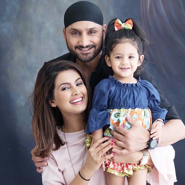 क्रिकेटर हरभजन सिंगची पत्नी गीता बसरानेही आपल्या बोल्ड अवताराने प्रेक्षकांचं मन वळवण्याचा प्रयत्न केला. मात्र इतर अभिनेत्रींप्रमाणे तिलाही यात फारसं यश आलं नाही. लग्नाआधी तिने अनेक सिनेमांत काम केलं. पण तिच्या पदरी अपयशच पडलं. गीताने द ट्रेन सिनेमातून बॉलिवूडमध्ये पदार्पण केलं. या सिनेमात तिच्यासोबत इमरान हाश्मी होता. क्रिकेटर हरभजन सिंगची पत्नी गीता बसरानेही आपल्या बोल्ड अवताराने प्रेक्षकांचं मन वळवण्याचा प्रयत्न केला. मात्र इतर अभिनेत्रींप्रमाणे तिलाही यात फारसं यश आलं नाही. लग्नाआधी तिने अनेक सिनेमांत काम केलं. पण तिच्या पदरी अपयशच पडलं. गीताने द ट्रेन सिनेमातून बॉलिवूडमध्ये पदार्पण केलं. या सिनेमात तिच्यासोबत इमरान हाश्मी होता.