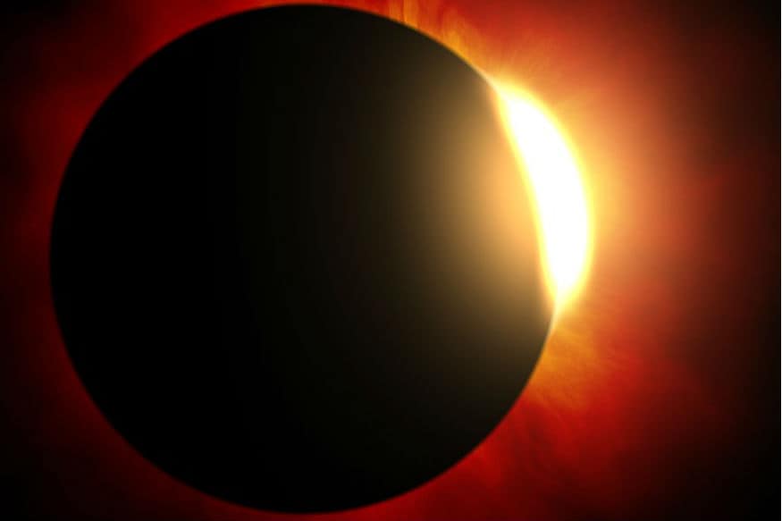 उद्या ६ जानेवारी २०१९ ला या वर्षातलं पहिलं सूर्य ग्रहण (solar eclipse) आहे. ५ जानेवारीला मध्यरात्रीपासून सूर्य ग्रहणाची सुरुवात होईल. हे सूर्य ग्रहण ६ जानेवारीपर्यंत राहील. ज्योतिष शास्त्रानुसार हे सूर्यग्रहण भारतात दिसणार नाही. ग्रहणात सूर्य पाहणं अशुभ मानलं जातं. मात्र ग्रहण संपल्यानंतर तुम्ही काही उपाय केले तर तुमच्या घरी कधीच पैशांची तंगी जाणवणार नाही. उद्या ६ जानेवारी २०१९ ला या वर्षातलं पहिलं सूर्य ग्रहण (solar eclipse) आहे. ५ जानेवारीला मध्यरात्रीपासून सूर्य ग्रहणाची सुरुवात होईल. हे सूर्य ग्रहण ६ जानेवारीपर्यंत राहील. ज्योतिष शास्त्रानुसार हे सूर्यग्रहण भारतात दिसणार नाही. ग्रहणात सूर्य पाहणं अशुभ मानलं जातं. मात्र ग्रहण संपल्यानंतर तुम्ही काही उपाय केले तर तुमच्या घरी कधीच पैशांची तंगी जाणवणार नाही.