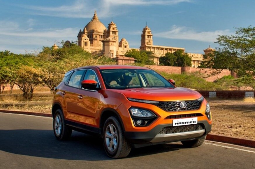 Tata Harrier : टाटा मोटर्स आता मध्यम प्रकारातील एसयुव्ही लाँच करण्याच्या तयारीत आहे. टाटा मोटर्स हॅरियर हे नवे माॅडेल 23 जानेवारी 2019 मध्ये लाँच करणार आहे. हॅरियरला डिस्कवरी स्पोर्टच्या प्लेटफॉर्मवर तयार केले आहे. ज्याला कंपनीने ओमेगा architecture म्हटले आहे. हॅरियरचा थेट सामना हा क्रेटा आणि जीप कम्पससोबत होणार आहे. या कारमध्ये 2 लीटर डिझेल इंजिन असून जे 140 bhp पॉवर देईल. असेच इंजिन कम्पसमध्ये आहे. परंतु, चांगले मायलेज देण्यासाठी यात पॉवर थोडी कमी करण्यात आली आहे. सुरक्षेसाठी या कारमध्ये 6 एअरबॅगसोबत अनेक चांगले फिचर्स आहे. या कारची किंमत 14 लाखांपासून पुढे असणार आहे. Tata Harrier : टाटा मोटर्स आता मध्यम प्रकारातील एसयुव्ही लाँच करण्याच्या तयारीत आहे. टाटा मोटर्स हॅरियर हे नवे माॅडेल 23 जानेवारी 2019 मध्ये लाँच करणार आहे. हॅरियरला डिस्कवरी स्पोर्टच्या प्लेटफॉर्मवर तयार केले आहे. ज्याला कंपनीने ओमेगा architecture म्हटले आहे. हॅरियरचा थेट सामना हा क्रेटा आणि जीप कम्पससोबत होणार आहे. या कारमध्ये 2 लीटर डिझेल इंजिन असून जे 140 bhp पॉवर देईल. असेच इंजिन कम्पसमध्ये आहे. परंतु, चांगले मायलेज देण्यासाठी यात पॉवर थोडी कमी करण्यात आली आहे. सुरक्षेसाठी या कारमध्ये 6 एअरबॅगसोबत अनेक चांगले फिचर्स आहे. या कारची किंमत 14 लाखांपासून पुढे असणार आहे.