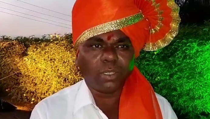 कर्जाच्या ओझ्याखाली अनेक शेतकऱ्यांनी आत्महत्या करताना आपण पाहिलं आहे. मुलीच्या लग्नासाठी पैसे नाही म्हणून आत्महत्या करणारा बापही आपण पाहिला. आणि मुलीच्या लग्नापाई एखाद्याकडे लाचार होणारा बाबाही आपण सगळ्यांनी पाहिला. हाच बाप आज या लग्नकार्यातून पुन्हा पाहायला मिळाला असं म्हणायला हरकत नाही. कर्जाच्या ओझ्याखाली अनेक शेतकऱ्यांनी आत्महत्या करताना आपण पाहिलं आहे. मुलीच्या लग्नासाठी पैसे नाही म्हणून आत्महत्या करणारा बापही आपण पाहिला. आणि मुलीच्या लग्नापाई एखाद्याकडे लाचार होणारा बाबाही आपण सगळ्यांनी पाहिला. हाच बाप आज या लग्नकार्यातून पुन्हा पाहायला मिळाला असं म्हणायला हरकत नाही.