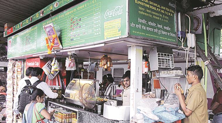 यंदाच्या आर्थिक बजेटमध्ये रेल्वेतील खाद्यपदार्थांमध्ये सुधार आणि त्यांच्या दरात घट करण्याचा सरकारने विचार केला आहे. त्याचबरोबर रेल्वे स्टेशन तसेच आजुबाजुच्या परिसरात स्वच्छता राबण्यासाठी रेल्वेनं कर्मचाऱ्यांच्या वेतन वाढीचा प्रस्तावसुद्धा ठेवला आहे. यंदाच्या आर्थिक बजेटमध्ये रेल्वेतील खाद्यपदार्थांमध्ये सुधार आणि त्यांच्या दरात घट करण्याचा सरकारने विचार केला आहे. त्याचबरोबर रेल्वे स्टेशन तसेच आजुबाजुच्या परिसरात स्वच्छता राबण्यासाठी रेल्वेनं कर्मचाऱ्यांच्या वेतन वाढीचा प्रस्तावसुद्धा ठेवला आहे.