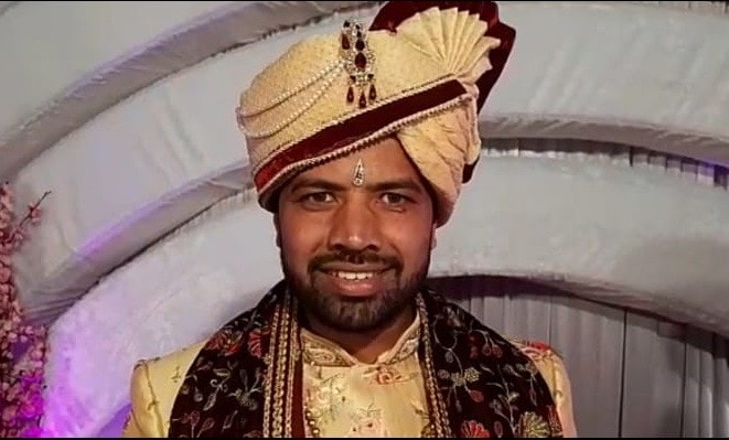 मंडळी, हुंड्यापाई पत्नीला मारहाण केल्याच्या बातम्या आपण सतत वाचतो. पण आपल्या पत्नीची अशी भन्नाट इच्छा पुर्ण करणारा पती या लग्नातून समोर आला. मंडळी, हुंड्यापाई पत्नीला मारहाण केल्याच्या बातम्या आपण सतत वाचतो. पण आपल्या पत्नीची अशी भन्नाट इच्छा पुर्ण करणारा पती या लग्नातून समोर आला.