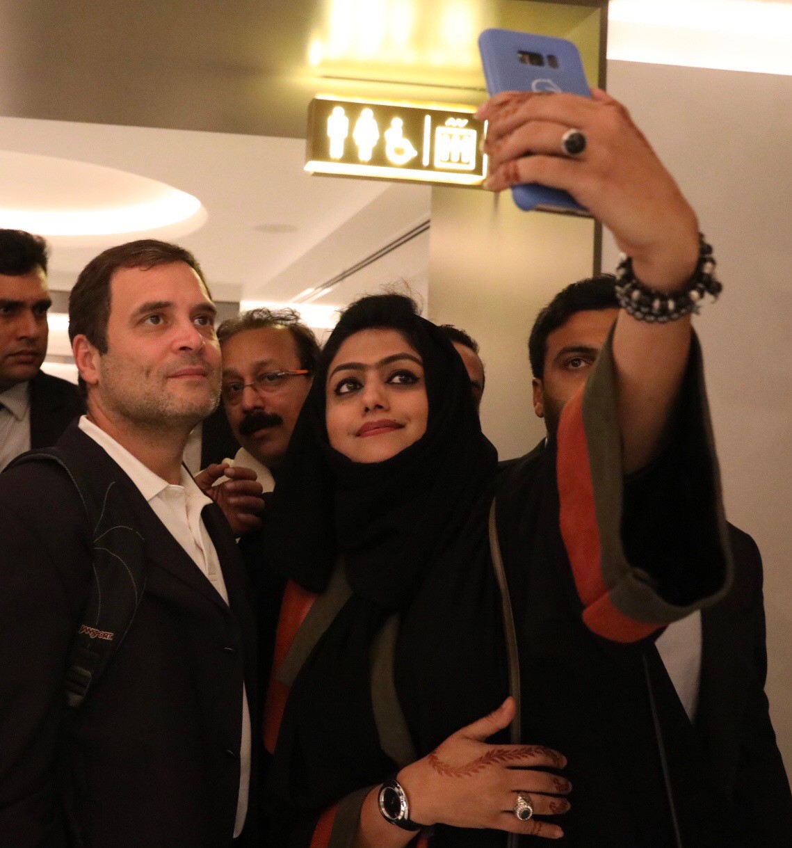 राहुल गांधी 11-12 जानेवारीला आयोजित युएई प्रवासावेळी दुबईमध्ये स्थित भारतील लोकांच्या भेटीगाठी घेणार आहेत. राहुल गांधी 11-12 जानेवारीला आयोजित युएई प्रवासावेळी दुबईमध्ये स्थित भारतील लोकांच्या भेटीगाठी घेणार आहेत.