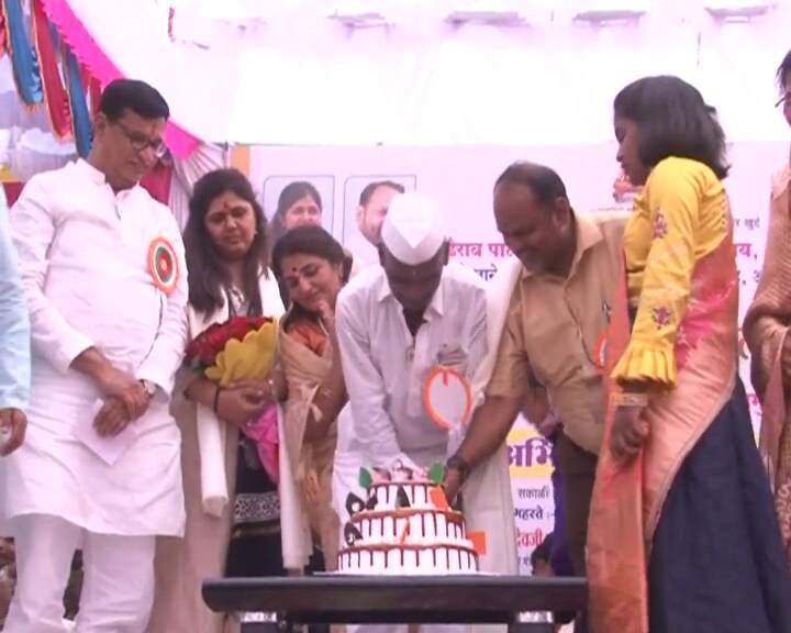 प्रसिद्ध कीर्तनकार निवृत्ती महाराज इंदोरीकर यांचा 48 वा अभिष्टचिंतन सोहळा बुधवारी 09 जानेवारी 2019 रोजी ग्रामविकास मंत्री पंकजा मुंडे, दुग्ध विकास राज्य मंत्री महादेव जानकर माजी महसुल मंत्री बाळासाहेब थोरात यासह सर्वपक्षीय पदाधिकाऱ्यांच्या उपस्थित पार पडला. प्रसिद्ध कीर्तनकार निवृत्ती महाराज इंदोरीकर यांचा 48 वा अभिष्टचिंतन सोहळा बुधवारी 09 जानेवारी 2019 रोजी ग्रामविकास मंत्री पंकजा मुंडे, दुग्ध विकास राज्य मंत्री महादेव जानकर माजी महसुल मंत्री बाळासाहेब थोरात यासह सर्वपक्षीय पदाधिकाऱ्यांच्या उपस्थित पार पडला.