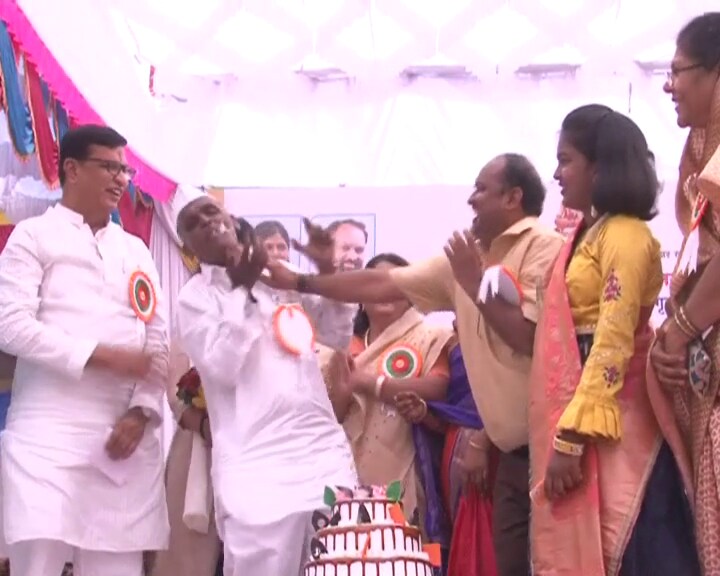 'शेतकऱ्याला दुधाला अनुदान देणारा देशातला मी पहिला मंत्री असल्याचा दावा करत दोन अनुदान देण्यास अॅपमुळे विलंब झाला, थकीत अनुदान ८ दिवसात दिला होईल. 3 दिवसात 90 कोटी अनुदान देणार महाराष्ट्र पहिले राज्य', असल्याचं जानकर यावेळी म्हणाले. 'शेतकऱ्याला दुधाला अनुदान देणारा देशातला मी पहिला मंत्री असल्याचा दावा करत दोन अनुदान देण्यास अॅपमुळे विलंब झाला, थकीत अनुदान ८ दिवसात दिला होईल. 3 दिवसात 90 कोटी अनुदान देणार महाराष्ट्र पहिले राज्य', असल्याचं जानकर यावेळी म्हणाले.