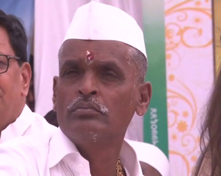 समाजातील कू-प्रथांवर महाराज किर्तनातून आपल्या विनोदी शैलीतून प्रखर टीका करतात. काळानुरूप कीर्तनाच्या मांडणीत केलेल्या बदलामुळे इतर कीर्तनकारांपेक्षा महाराजांच्या कीर्तनास युवकांचे प्रचंड प्रमाण असण्याचे हेच कारण आहे. समाजातील कू-प्रथांवर महाराज किर्तनातून आपल्या विनोदी शैलीतून प्रखर टीका करतात. काळानुरूप कीर्तनाच्या मांडणीत केलेल्या बदलामुळे इतर कीर्तनकारांपेक्षा महाराजांच्या कीर्तनास युवकांचे प्रचंड प्रमाण असण्याचे हेच कारण आहे.