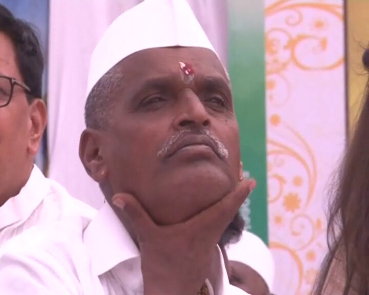 अहमदनगर जिल्ह्यातील अकोला तालुक्यातील इंदोरी हे महाराजांचे गांव अाहे. या गावाच्या नावावरूनच महाराज इंदोरीकर म्हणून प्रसिद्ध आहेत. अहमदनगर जिल्ह्यातील अकोला तालुक्यातील इंदोरी हे महाराजांचे गांव अाहे. या गावाच्या नावावरूनच महाराज इंदोरीकर म्हणून प्रसिद्ध आहेत.
