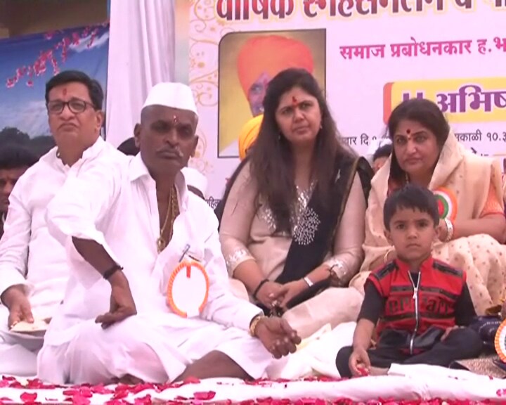 व्यासपीठावर पंकजा मुंडे, इंदोरीकर महाराज आणि काँग्रेसचे नेते बाळासाहेब थोरात हेही उपस्थितीत होते. व्यासपीठावर पंकजा मुंडे, इंदोरीकर महाराज आणि काँग्रेसचे नेते बाळासाहेब थोरात हेही उपस्थितीत होते.