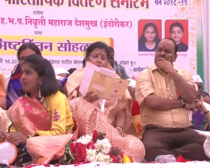 दरम्यान, बाळासाहेब थोरात यांनी दूध अनुदानाचा प्रश्न उपस्थित केल्यानंतर, दुग्ध विकास राज्यमंत्री महादेव जानकरांनी, 'येत्या आठ दिवसात थकीत दुधाचं पेमेंट देणार', असल्याची माहिती जानकरांनी दिली. दरम्यान, बाळासाहेब थोरात यांनी दूध अनुदानाचा प्रश्न उपस्थित केल्यानंतर, दुग्ध विकास राज्यमंत्री महादेव जानकरांनी, 'येत्या आठ दिवसात थकीत दुधाचं पेमेंट देणार', असल्याची माहिती जानकरांनी दिली.