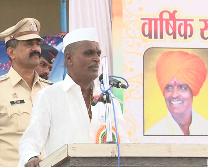 यावेळी, 'मी गेल्या 20 वर्षांपासून परळी फेस्टिव्हलला असतो. गणपती विसर्जनाच्या दुसऱ्या दिवशी परळीला तर गणपती बसवायच्या दुसऱ्या दिवशी बारामतीला असतो. मी सगळ्या पक्षांचा निष्ठावान कार्यकर्ता', असल्याचं इंदोरीकरांनी म्हणताच एकच हशा पिकला. यावेळी, 'मी गेल्या 20 वर्षांपासून परळी फेस्टिव्हलला असतो. गणपती विसर्जनाच्या दुसऱ्या दिवशी परळीला तर गणपती बसवायच्या दुसऱ्या दिवशी बारामतीला असतो. मी सगळ्या पक्षांचा निष्ठावान कार्यकर्ता', असल्याचं इंदोरीकरांनी म्हणताच एकच हशा पिकला.