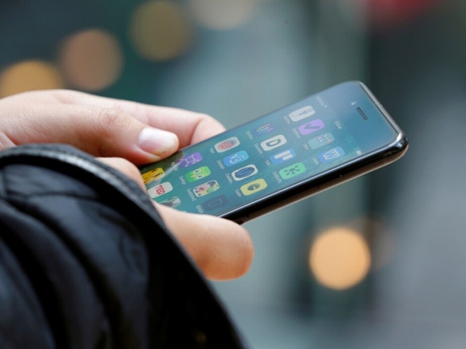 हॅकर्स सॉफ्टवेअरच्या मदतीने कोणत्याही मोबाईलचा (IMEI)बदलू शकतात. एकदा का तो बदलला गेला तर हरवलेला मोबाईल मिळणं कठीण असतं. हॅकर्स सॉफ्टवेअरच्या मदतीने कोणत्याही मोबाईलचा (IMEI)बदलू शकतात. एकदा का तो बदलला गेला तर हरवलेला मोबाईल मिळणं कठीण असतं.
