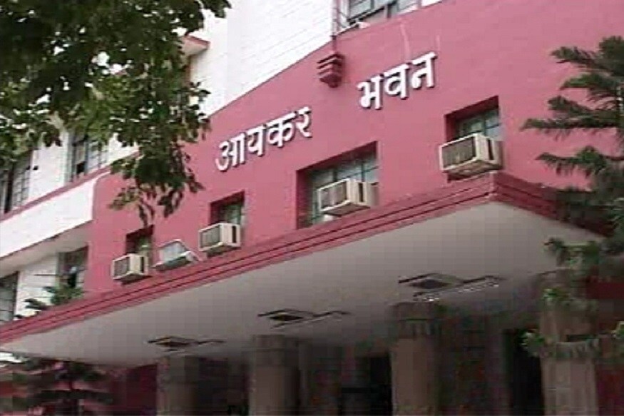 20 हजारांपेक्षा जास्त ट्रान्जॅक्शनने प्रॉपर्टी खरेदी करणाऱ्यांची यादी दिल्ली आयकर विभागाने तयार करून त्यांच्या विरोधात कार्यवाईची मोहीम सुरू करण्यात येणार आहे. आयकर विभागाने दिल्लीतील 21 सब रजिस्ट्रार कार्यालयातील 2015 ते 2018 या कालावधीत प्रॉपर्टी खरेदी करणाऱ्यांची सर्व माहिती मिळवली आहे. दिल्लीनंतर महाराष्ट्रातही या नियमाचं पालन करायला सुरुवात होऊ शकते. 20 हजारांपेक्षा जास्त ट्रान्जॅक्शनने प्रॉपर्टी खरेदी करणाऱ्यांची यादी दिल्ली आयकर विभागाने तयार करून त्यांच्या विरोधात कार्यवाईची मोहीम सुरू करण्यात येणार आहे. आयकर विभागाने दिल्लीतील 21 सब रजिस्ट्रार कार्यालयातील 2015 ते 2018 या कालावधीत प्रॉपर्टी खरेदी करणाऱ्यांची सर्व माहिती मिळवली आहे. दिल्लीनंतर महाराष्ट्रातही या नियमाचं पालन करायला सुरुवात होऊ शकते.