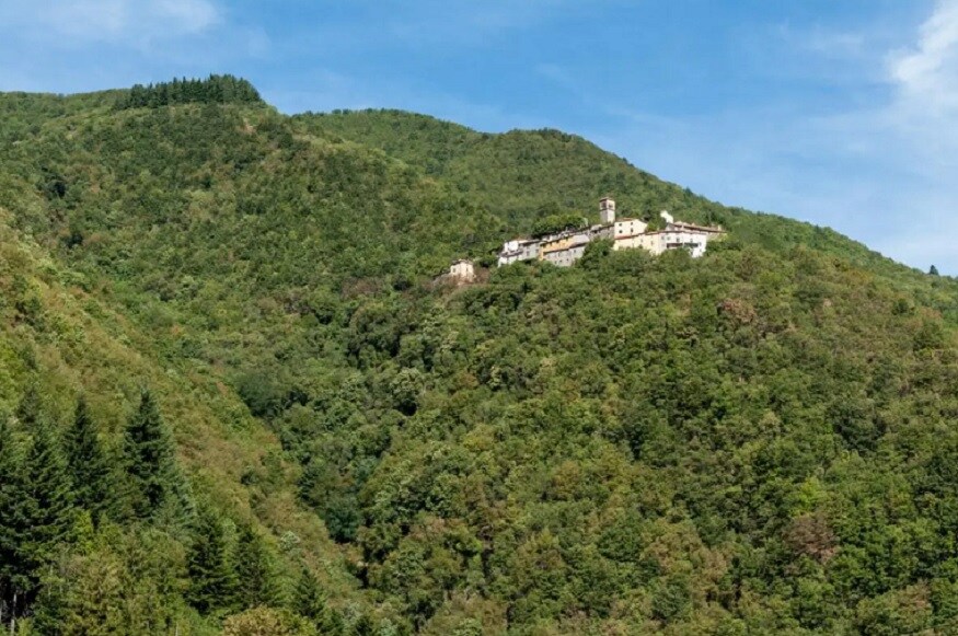 इथले महापौर गिवोनी ब्रुनो यांचं म्हणणं आहे की इथे येऊन तुम्ही व्यवसायही करू शकता. बंद पडलेली रेस्टाॅरंट आणि बार सुरू करू शकता. इथले महापौर गिवोनी ब्रुनो यांचं म्हणणं आहे की इथे येऊन तुम्ही व्यवसायही करू शकता. बंद पडलेली रेस्टाॅरंट आणि बार सुरू करू शकता.